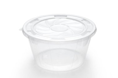Tek kullanımlık plastik kase beyaz arkaplanda izole edilmiş.