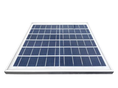 Beyaz arkaplanda güneş panelleri izole edildi