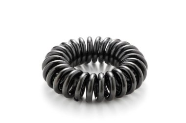 Beyaz arka planda siyah telefon teli saç teli.