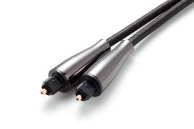 Beyaz arkaplanda izole edilmiş optik ses kablosunun yakın çekimi