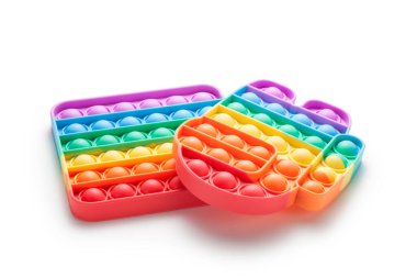 Beyaz arka planda izole edilmiş baloncuk panosuna basın, çocuklar ve yetişkinler için stres önleyici oyuncak.