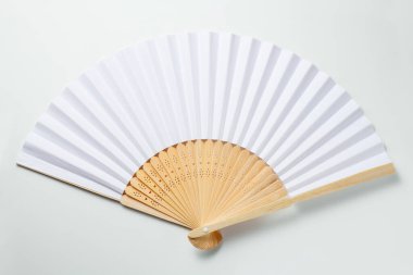 Beyaz zemin üzerinde Çin katlama fan izole