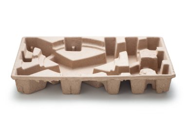 Beyaz arkaplanda şok geçirmez ambalaj kutusu izole edildi