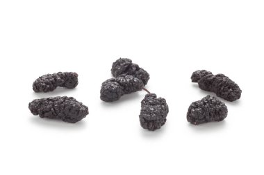 Beyaz arka planda kurumuş siyah dut.