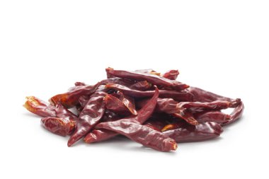 Beyaz arka planda kurutulmuş kırmızı biber.