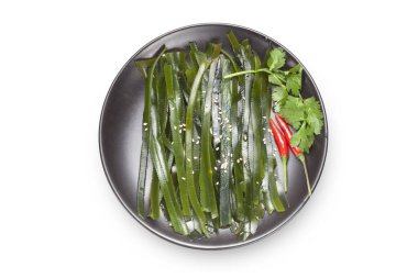 Beyaz arka planda taze öğütülmüş yosun tabakası