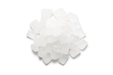 Beyaz arkaplanda beyaz kaya şekeri yığını