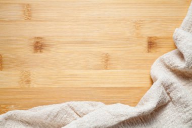 bej pamuklu bez kumaş bambu tahtası arka planında