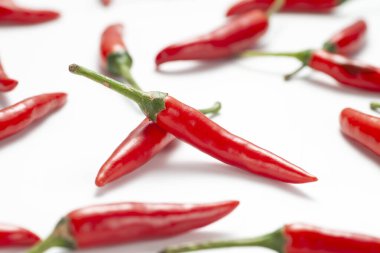 Beyaz arkaplanda kırmızı biber
