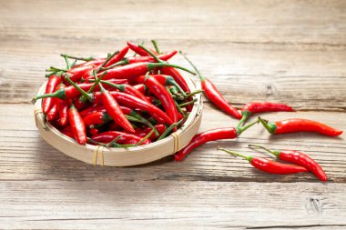 Bambu dokuma sepetinde kırmızı biber.