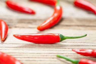 Ahşap arka planda kırmızı biber makrosu