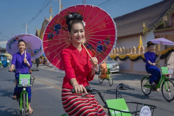 Chiang Mai Thailand January 2023 Pretty Women Holding Beautiful Umbrellas — Stock fotografie