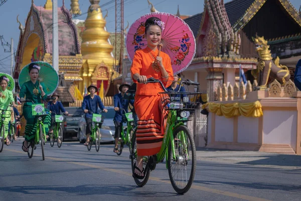 Chiang Mai Thailand January 2023 Pretty Women Holding Beautiful Umbrellas ロイヤリティフリーのストック画像