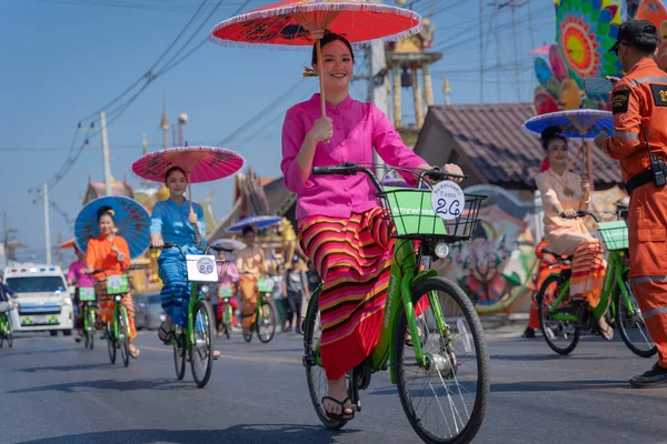 Chiang Mai Thailand January 2023 Pretty Women Holding Beautiful Umbrellas ロイヤリティフリーのストック写真