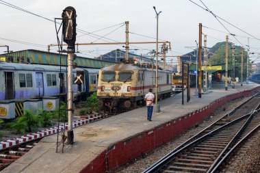 Hindistan Demiryolları 'nın kavşak istasyonunda duran elektrikli demiryolu motorunun resmi. Kolkata, Batı Bengal, Hindistan Kasım 2022