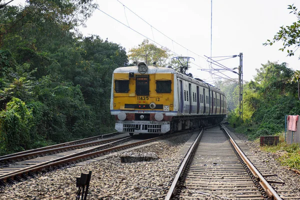 Hindistan 'ın Batı Bengal kentindeki Hint Demiryolu' nda Doğu Demiryolu 'nun yerel tren manzarası