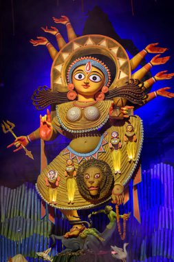 Kolkata, Batı Bengal, Hindistan 'da puja pandalında süslenmiş tanrıça Devi Durga idolü. Durga Puja Hinduizm 'in en büyük dini festivallerinden biridir ve şimdi dünya çapında meşhurdur..