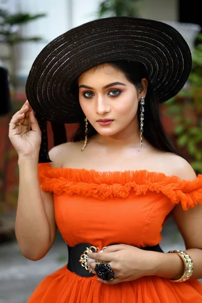 若い美しい現代インドの女性の肖像黒のわらの帽子がぼやけた背景にファッショナブルなポーズで西の服を着ている ライフスタイルとファッション — ストック写真