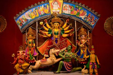 Kolkata, Batı Bengal, Hindistan 'da puja pandalında süslenmiş tanrıça Devi Durga idolü. Durga Puja Hinduizm 'in en büyük dini festivallerinden biridir ve şimdi dünya çapında meşhurdur..