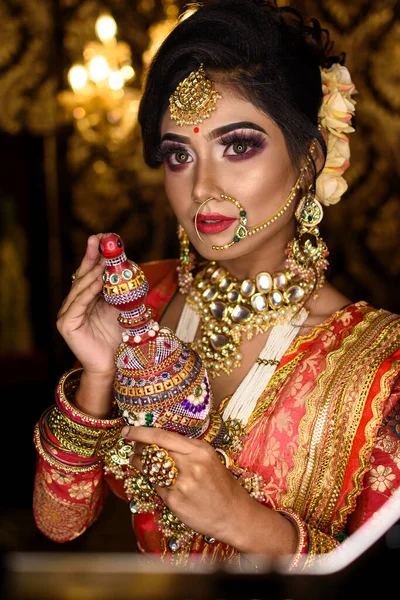 Чудова Молода Індійська Наречена Розкішному Весільному Костюмі Макіяжем Важкими Прикрасами — стокове фото