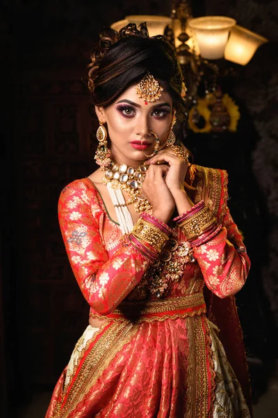 Прекрасна Молода Індійська Наречена Розкішному Весільному Костюмі Макіяжем Важкими Ювелірними — стокове фото