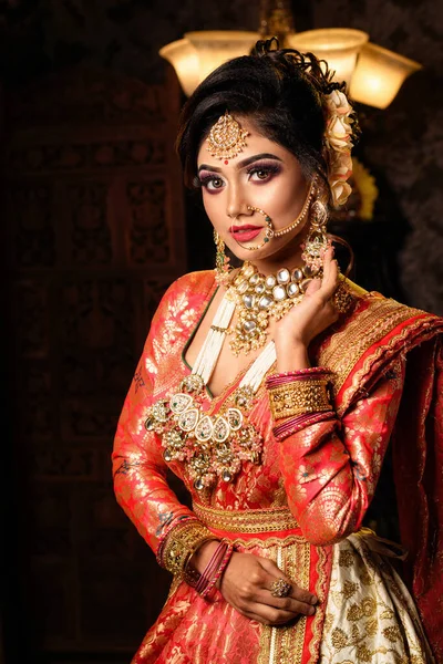 Прекрасна Молода Індійська Наречена Розкішному Весільному Костюмі Макіяжем Важкими Ювелірними — стокове фото