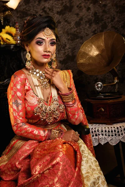 Великолепная Молодая Индийская Невеста Роскошном Свадебном Костюме Макияжем Тяжелыми Украшениями — стоковое фото