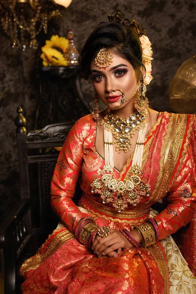 Прекрасна Молода Індійська Наречена Розкішному Весільному Костюмі Макіяжем Важкими Прикрасами — стокове фото