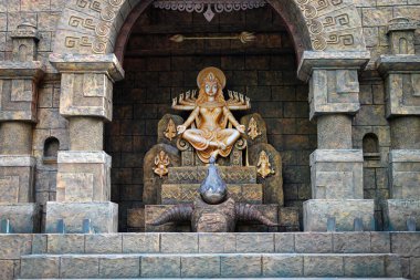 Kolkata, Batı Bengal, Hindistan 'da puja pandalında süslenmiş tanrıça Devi Durga idolü. Durga Puja Hinduizm 'in en büyük dini festivallerinden biridir ve şimdi dünya çapında meşhurdur..