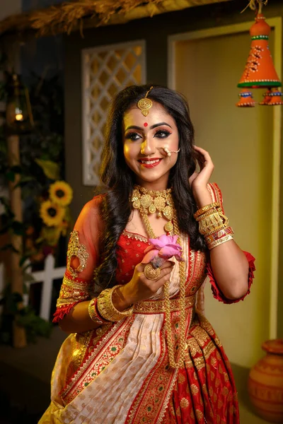 Portrait Pretty Young Indian Girl Wearing Traditional Saree Gold Jewellery — Stock Photo, Image