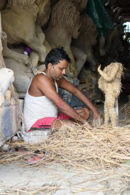 Krishnanagar 'ın çömlekçileri Tanrıça Devi Durga' nın putlarını hazırlıyor ve Durga Puja festivali için onları boyuyorlar, Hinduizm 'in en büyük dini festivali. Batı Bengal, Hindistan 19 Eylül 2018.