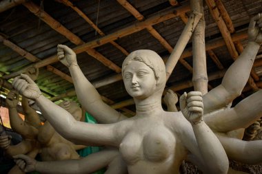 Tanrıça Devi Durga 'nın kil idolü Hindistan' ın Krishnanagar kentindeki bir çömlekçi stüdyosunda yapılacak Durga Puja festivali için hazırlanıyor.