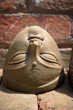 Tanrıça Devi Durga 'nın kil idolü Hindistan' ın Krishnanagar kentindeki bir çömlekçi stüdyosunda yapılacak Durga Puja festivali için hazırlanıyor.