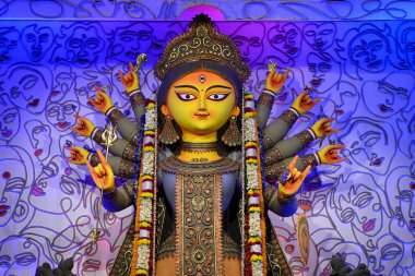 Kolkata, Batı Bengal, Hindistan 'da puja pandalında süslenmiş tanrıça Devi Durga idolü. Durga Puja Hinduizm 'in en büyük dini festivallerinden biridir ve şimdi dünya çapında meşhurdur..