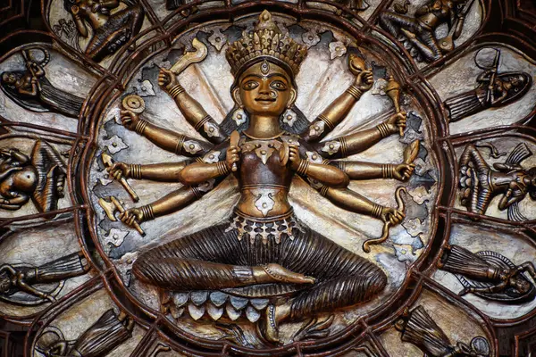 印度西孟加拉邦加尔各答 女神像Devi Durga装饰在一个Puja板上 Durga Puja是印度教最大的宗教节日之一 现在在全世界都有庆祝活动 — 图库照片