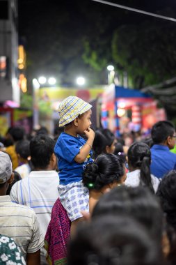 30 Eylül 2022 'de insanlar Kolkata, Batı Bengal' de bir puja pandalında toplandı. Durga Puja, tüm dünyada kutlanan büyük bir Hinduizm dini festivali..