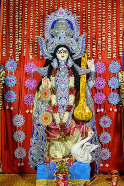 Tanrıça Devi Saraswati 'nin Idol' ü 14 Şubat 2024 'te Kolkata, Batı Bengal' de bir puja pandalında. Saraswati Puja, Hinduizm 'in popüler bir dini festivali..