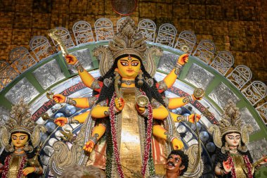 Tanrıça Devi Durga 'nın Idol' ü 21 Ekim 2023 'te Kolkata, Batı Bengal' de bir puja pandalında. Durga Puja, tüm dünyada kutlanan bir Hinduizm bayramıdır..