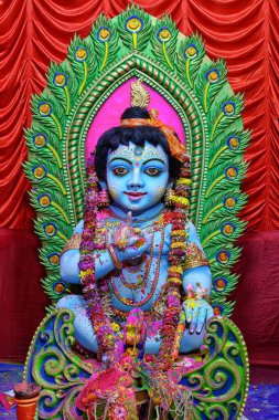 26 Mart 2024 'te Hindistan' ın başkenti Kolkata 'da süslü puja pandalında Tanrıça Laddu Gopal veya küçük Lord Krishna' nın putu..