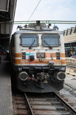 19 Mart 2024 'te Howrah, Batı Bengal, Hindistan' daki Hint Demiryolları 'nın Junction Tren İstasyonu' nda duran elektrikli lokomotif motoru..