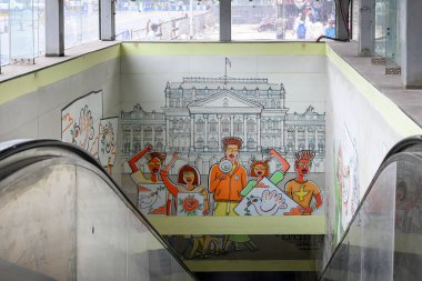 Kolkata Metro sistemindeki Yeşil Hat 'ın bir parçası olan Doğu-Batı Metro Koridorundaki Mahakaran Metro İstasyonu' nun görüntüsü. Batı Bengal, Hindistan 19 Mart 2024.