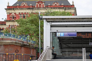 Kolkata Metro sistemindeki Yeşil Hat 'ın bir parçası olan Doğu-Batı Metro Koridorundaki Mahakaran Metro İstasyonu' nun görüntüsü. Batı Bengal, Hindistan 19 Mart 2024.