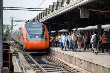 Vande Bharat Ekspresi 19 Mart 2024 'te Howrah, Batı Bengal, Hindistan' daki Hint Demiryolları 'nın kavşak istasyonunda duruyor..