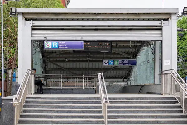 Kolkata Metro sistemindeki Yeşil Hat 'ın bir parçası olan Doğu-Batı Metro Koridorundaki Mahakaran Metro İstasyonu' nun görüntüsü. Batı Bengal, Hindistan 19 Mart 2024.