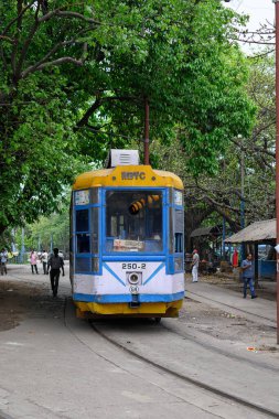 Bir sonraki yolculuğu için 19 Mart 2024 'te Hindistan' ın Batı Bengal kentindeki Esplanade istasyonunda tek kişilik bir tramvay bekliyor..