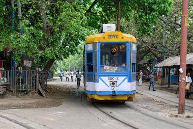 Bir sonraki yolculuğu için 19 Mart 2024 'te Hindistan' ın Batı Bengal kentindeki Esplanade istasyonunda tek kişilik bir tramvay bekliyor..