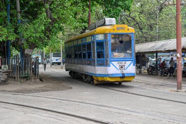 Bir sonraki yolculuğu için 19 Mart 2024 'te Hindistan' ın Batı Bengal kentindeki Esplanade istasyonunda tek kişilik bir tramvay bekliyor..