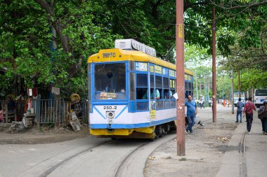 Bir sonraki yolculuğu için 19 Mart 2024 'te Hindistan' ın Batı Bengal kentindeki Esplanade istasyonunda tek kişilik bir tramvay bekliyor..