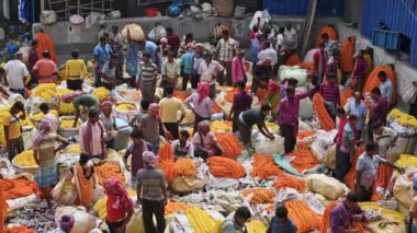 Batı Bengal 'in çeşitli yerlerinden gelen satıcılar ve çiftçiler, Asya' nın en büyük toptancı pazarı olan Mallick veya Jagannath Ghat 'te çiçek satıyorlar. Kolkata, Hindistan 19 Mart 2024.