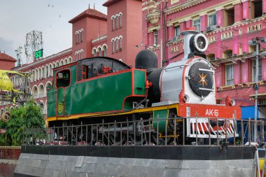 Howrah tren istasyonuna yakın bir yerde bulunan klasik tren lokomotifi. Batı Bengal, Hindistan 3 Ekim 2021